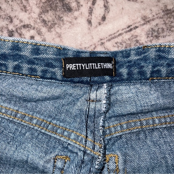 PrettyLittleThing Blue Straight Leg Jeans - Picture 4 of 5